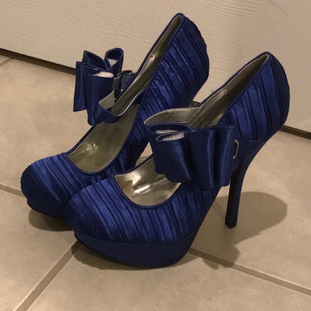 Qupid Royal blue navy textured heels with bow buckle clasp strap NWT